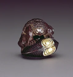 Netsuke föreställer en kappa hukande på ett musselskal, 1860-80 (trä)